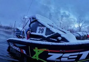 Опция FISHPRO: Ходовой тент-козырек без боковин и задней части, складные дуги (XR)