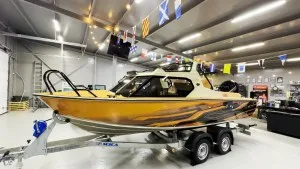 Моторная лодка Салют 585HT