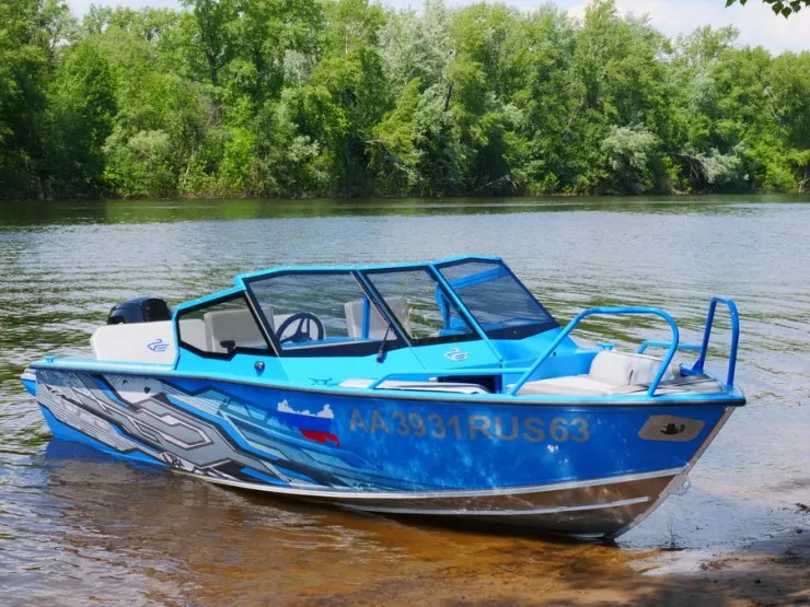 Моторная лодка Салют 585 BR (BowRider)