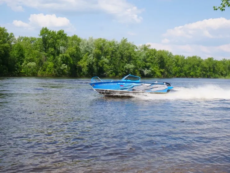 Моторная лодка Салют 585 BR (BowRider)